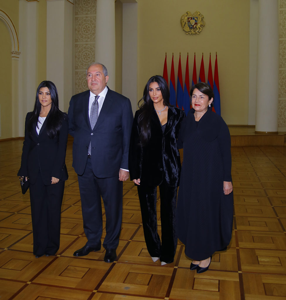 На официальном: Ким Кардашьян встретилась с президентом Армении 