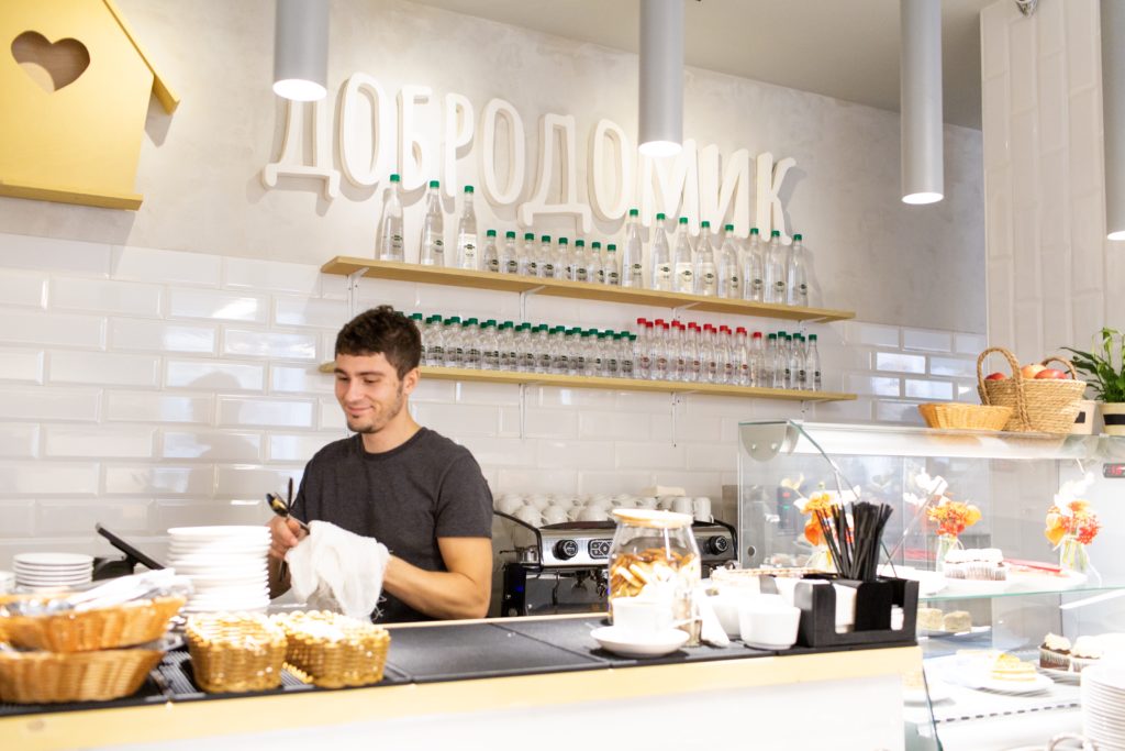В Москве открылось кафе, где пенсионеры смогут обедать бесплатно 