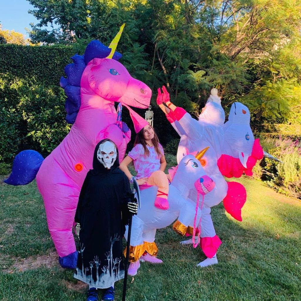 Кайли в образе Мэрилин Монро и Белла — Фред Флинстоун: кем нарядились звезды на Хэллоуин 2019? 