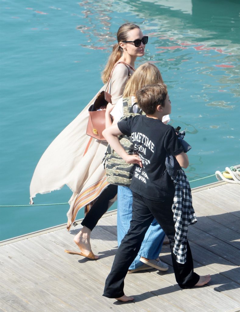 Обожаем! Анджелина Джоли на морской прогулке с детьми 