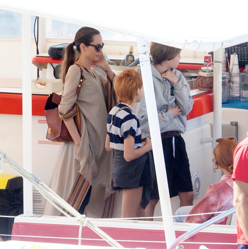 Обожаем! Анджелина Джоли на морской прогулке с детьми 