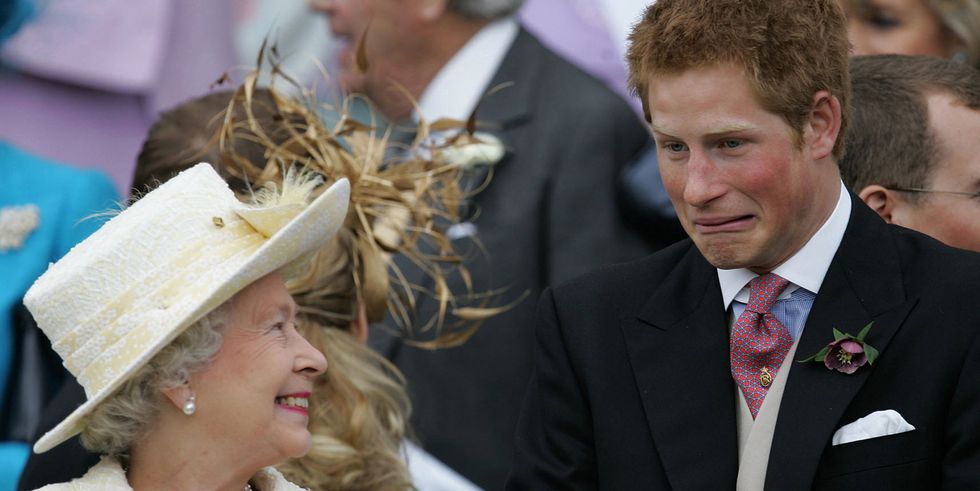 Елизавета II на коне и принц Гарри, показывающий язык: самые смешные фото королевской семьи 