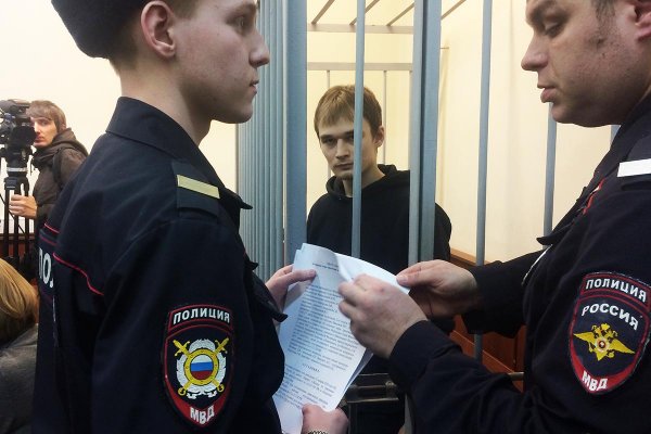 Что происходит: почему на факультете журналистики МГУ выступают прокуроры, а студентов отчисляют за поддержку арестованного аспиранта? 