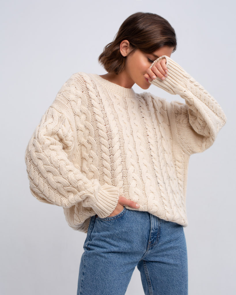 Как у Хейли Бибер: 10 модных свитеров, которые согреют тебя 