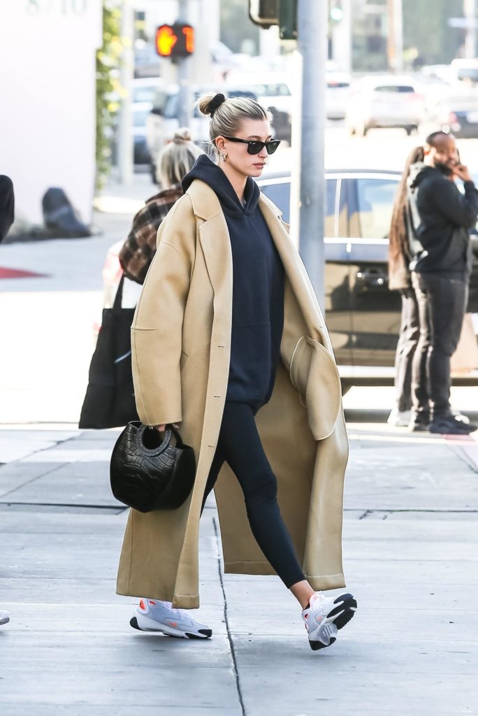 Бежевое пальто и черный костюм: Хейли Бибер на прогулке в Лос-Анджелесе 
