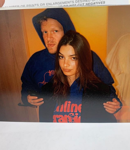Эмили Ратаковски выложила новое фото с мужем: собрали все их совместные снимки 