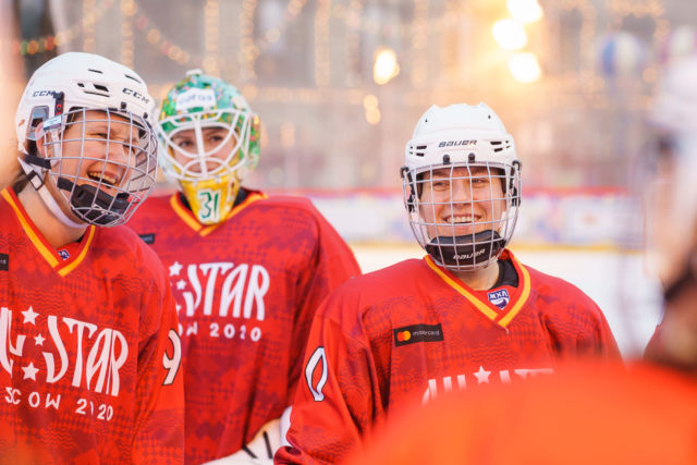 Mastercard и КХЛ провели первый «Бесценный матч» между женской профессиональной командой и мужской сборной звезд