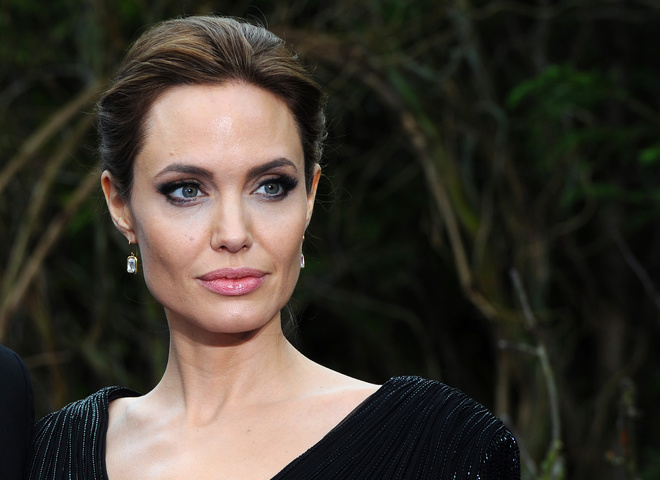 Новый скандал: Warner не платит гонорары Анджелине Джоли и Киану Ривзу