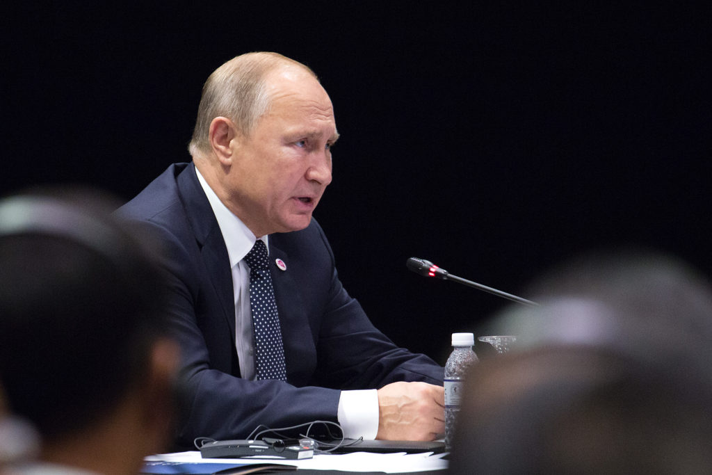 «Победим и эту заразу коронавирусную»: Владимир Путин встретился в прямом эфире с губернаторами регионов