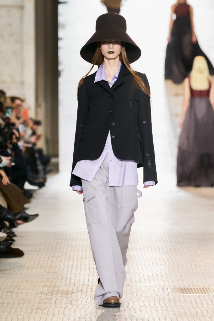 Укороченные жакеты и огромные шляпы: весь показ Nina Ricci в Париже 