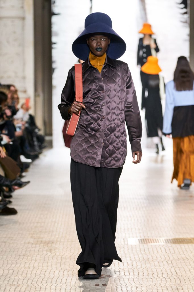 Укороченные жакеты и огромные шляпы: весь показ Nina Ricci в Париже 