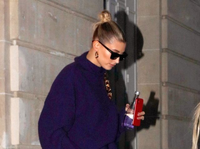Оверсайз-свитер и кожаная юбка: новый выход Хейли Бибер во всем фиолетовом