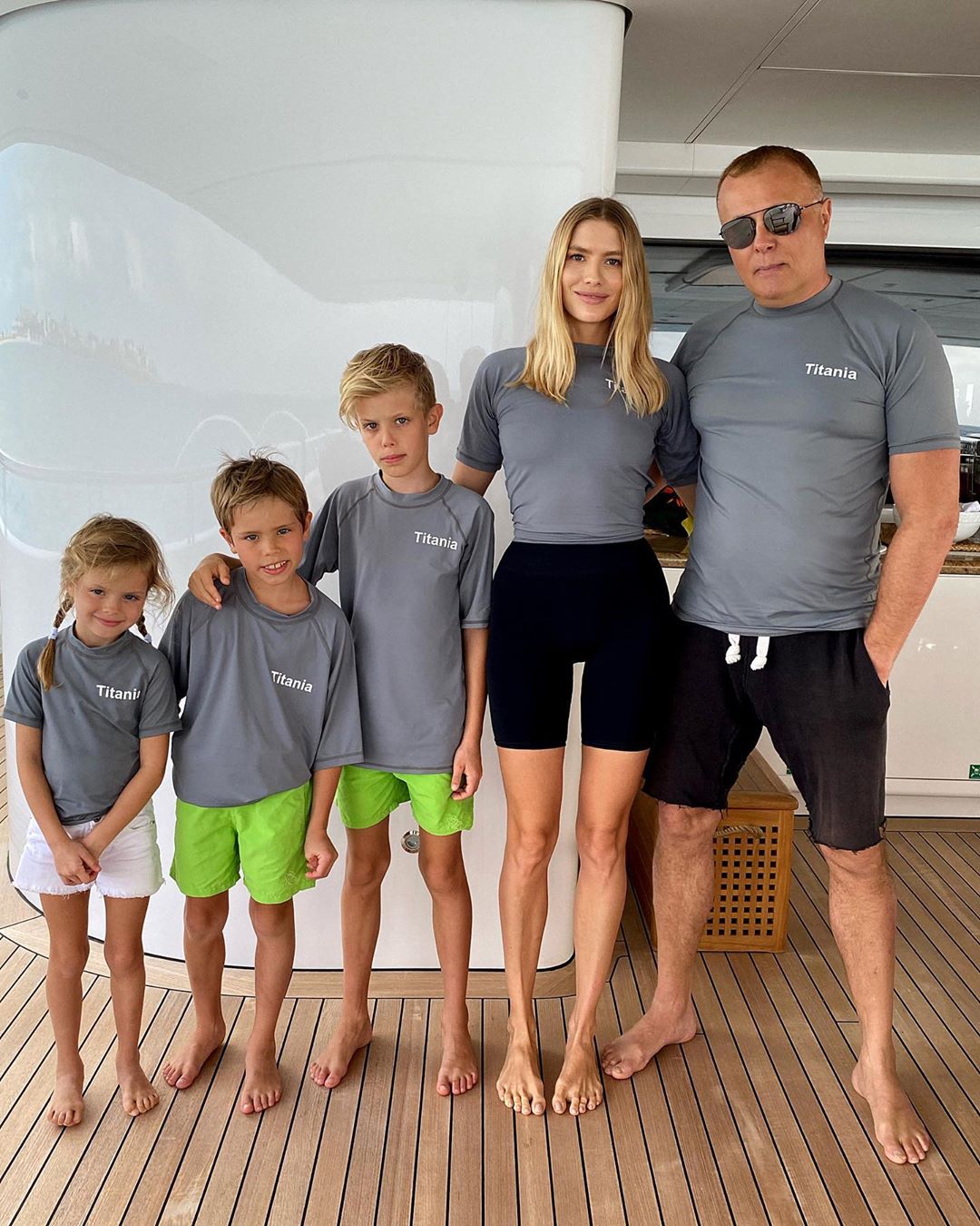 Лена Перминова и Александр Лебедев с детьми Егором, Никитой и Ариной. Фото: @lenaperminova