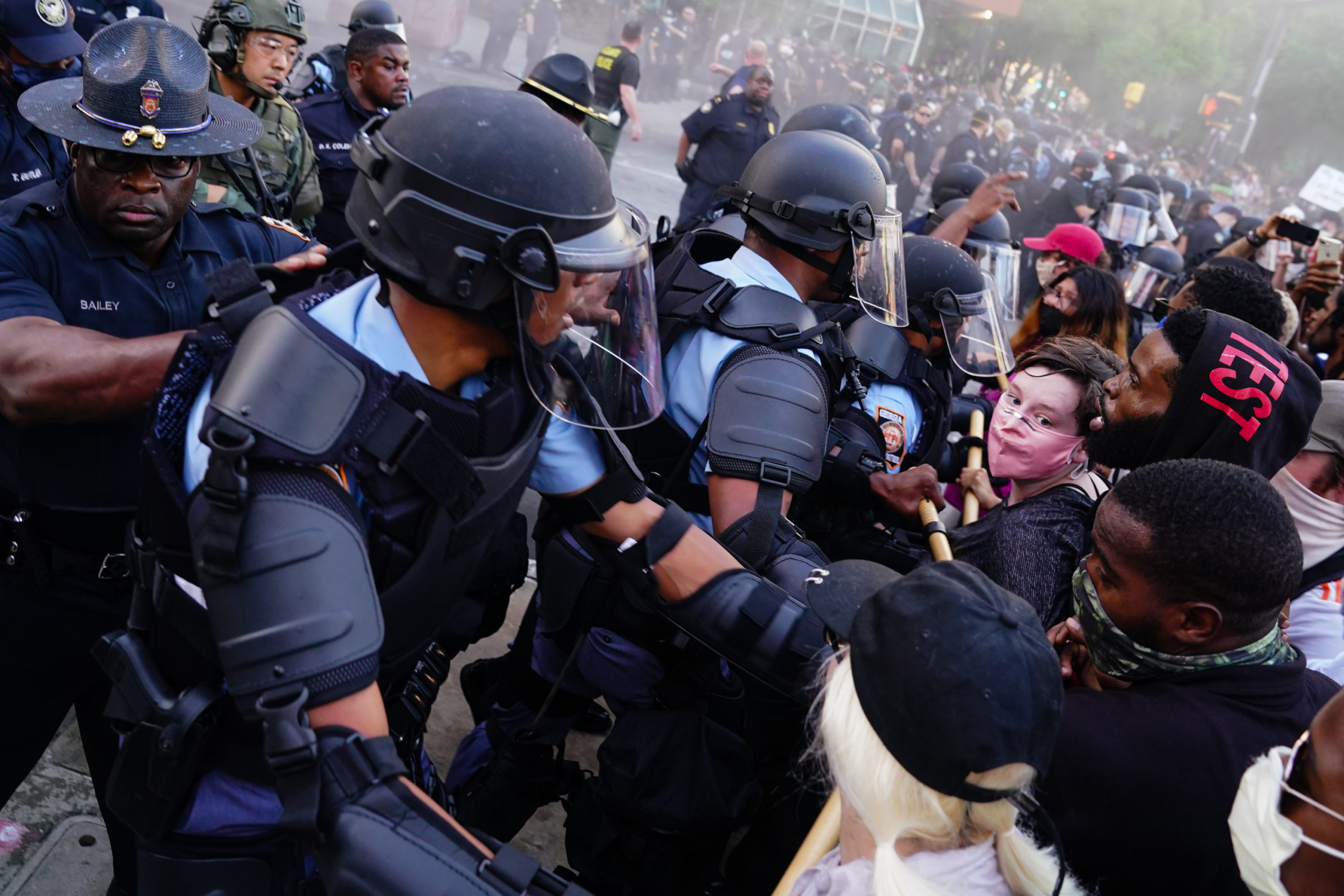 Против полиции. George Floyd protests. Американский полицейский на беспорядках. Полицейский беспредел в Америке.