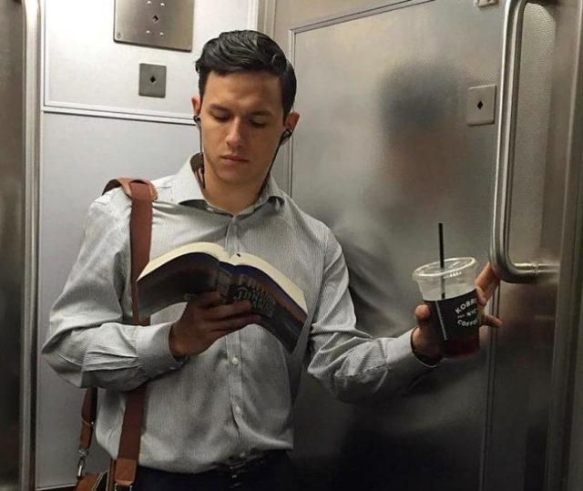 Instagram дня: красивые парни читают в общественных местах