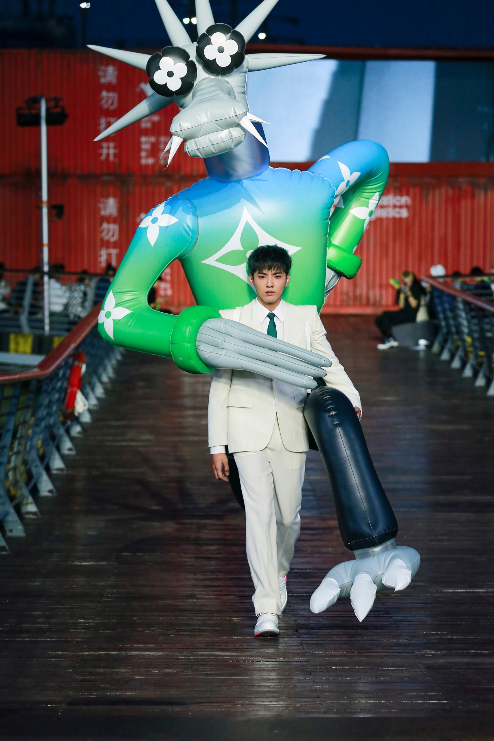 Louis Vuitton провёл показ в Шанхае с надувными игрушками: рассказываем, как это было 