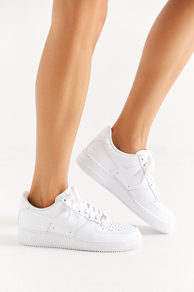 В стиле Кендалл Дженнер: 10 пар белой обуви на лето 