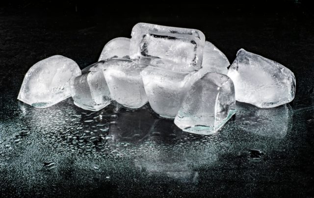Против отеков, синяков и для упругости: с чем делать кубики льда этим летом