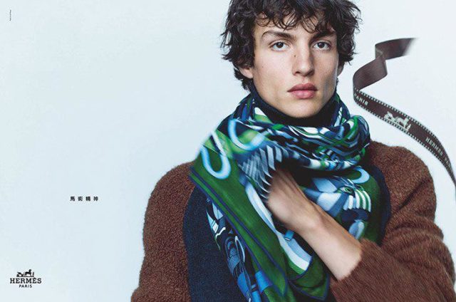 Платки, сумки и мужские пиджаки: Hermès представил новый кампейн