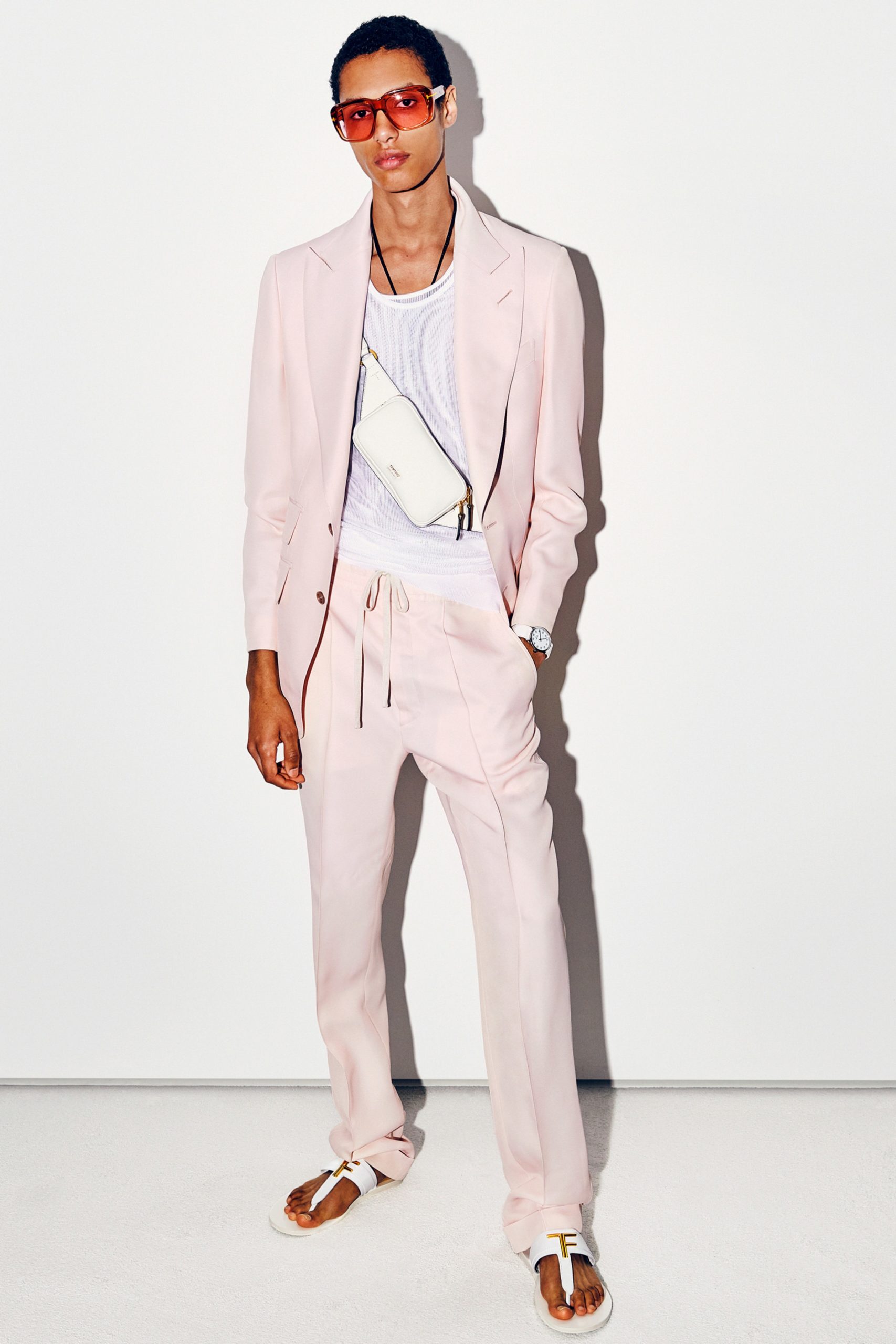 Розовые свитшоты и брюки с цветочным принтом в новой коллекции Tom Ford 