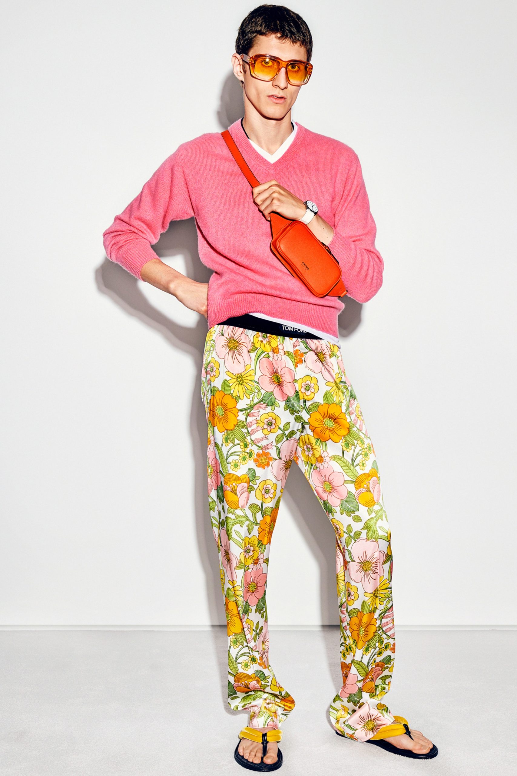 Розовые свитшоты и брюки с цветочным принтом в новой коллекции Tom Ford 