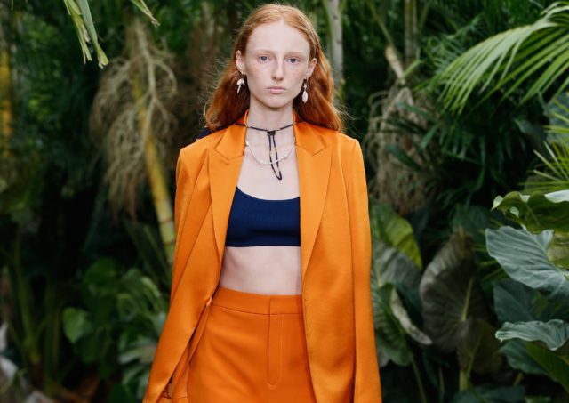 Оранжевые костюмы и рубашки с принтами: показ Jason Wu на Неделе моды в Нью-Йорке