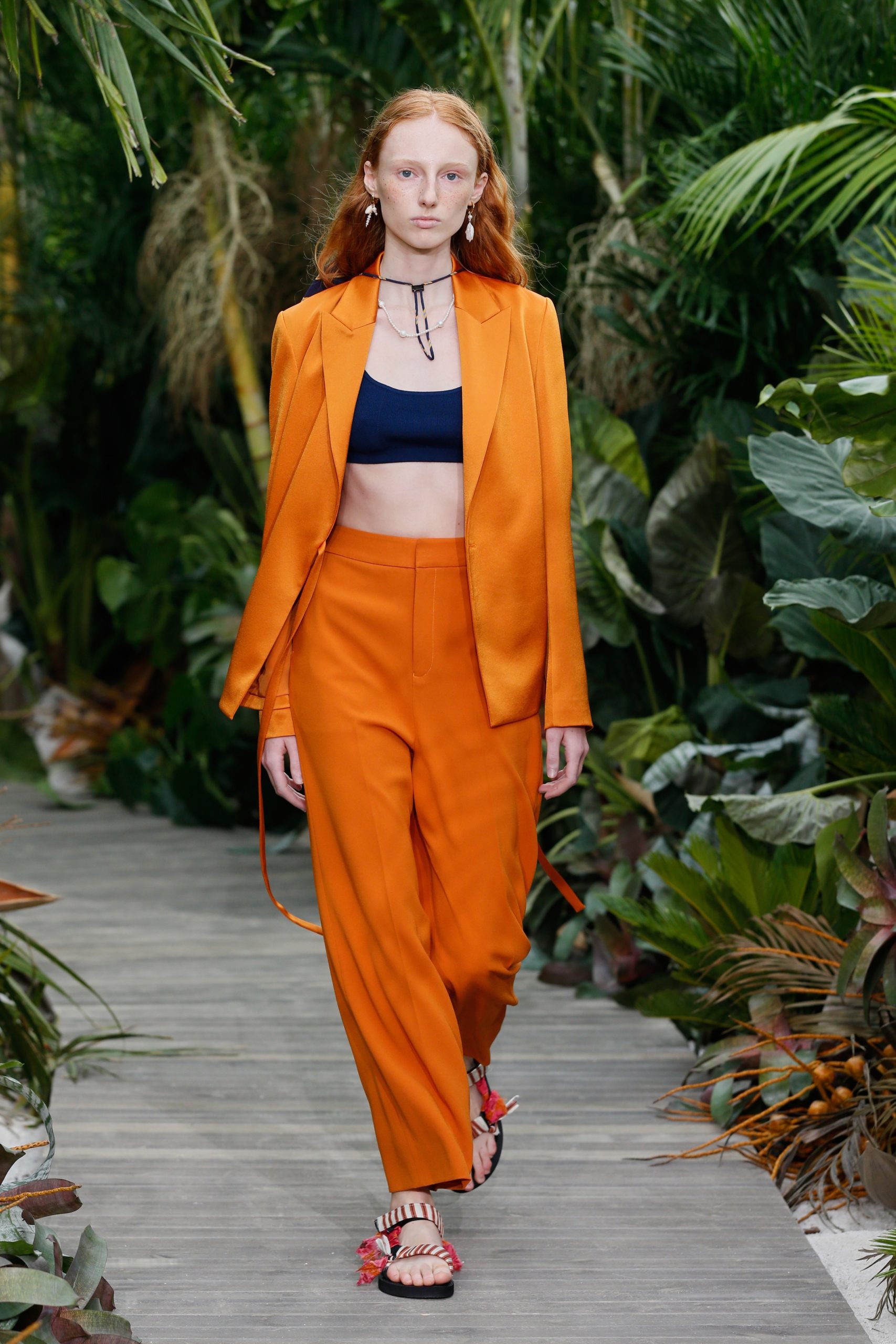 Оранжевые костюмы и рубашки с принтами: показ Jason Wu на Неделе моды в Нью-Йорке 