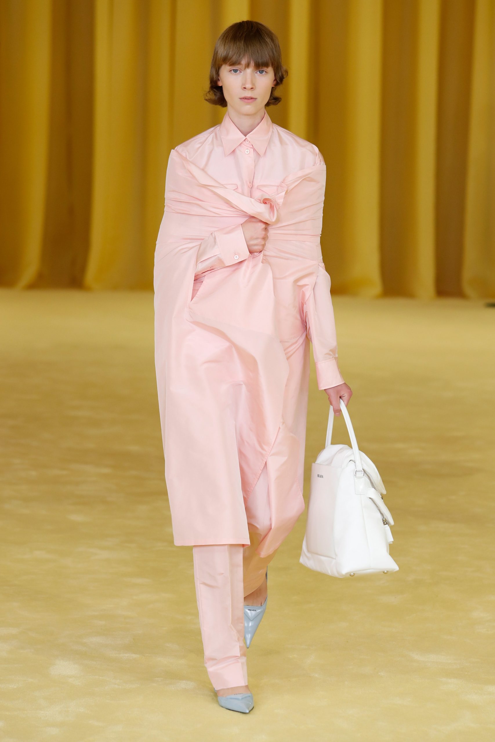 Розовые мюли мечты в дебютной коллекции Рафа Симонса и Prada 