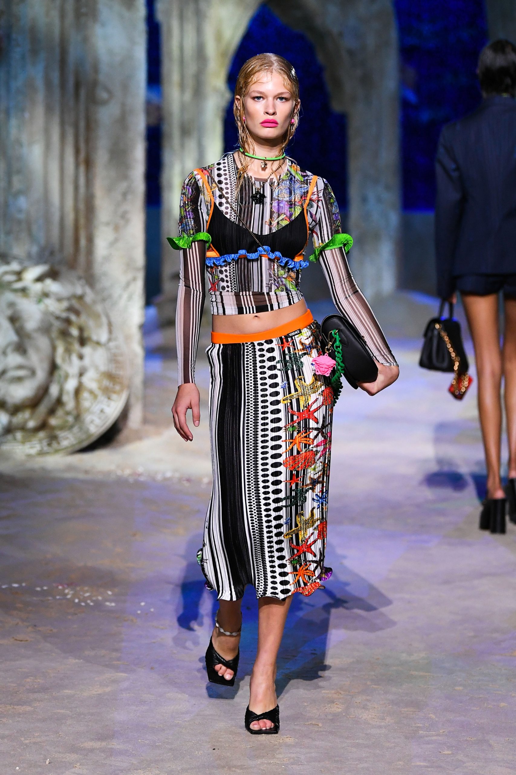 Ирина Шейк с декольте на показе Versace SS21 