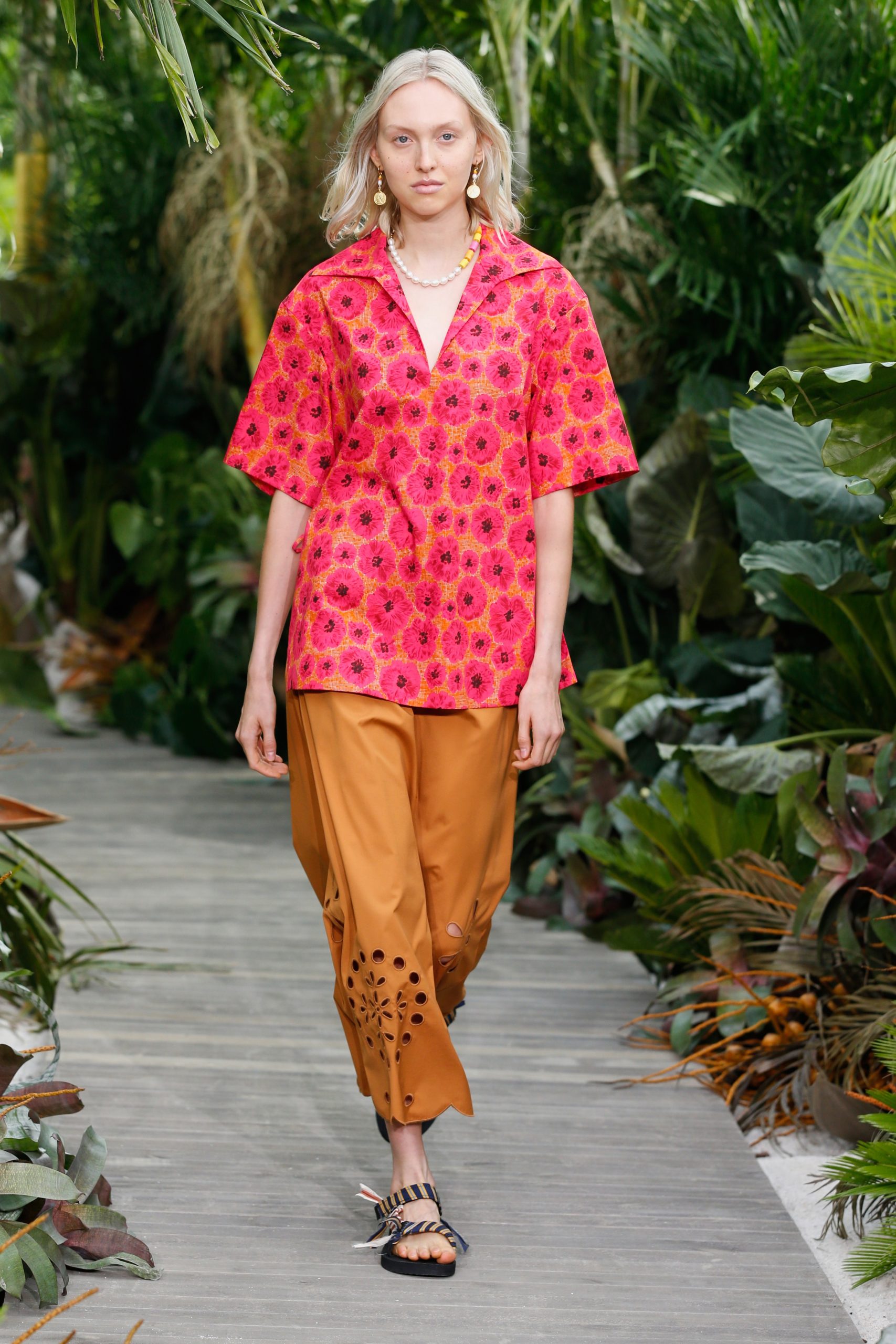Оранжевые костюмы и рубашки с принтами: показ Jason Wu на Неделе моды в Нью-Йорке 