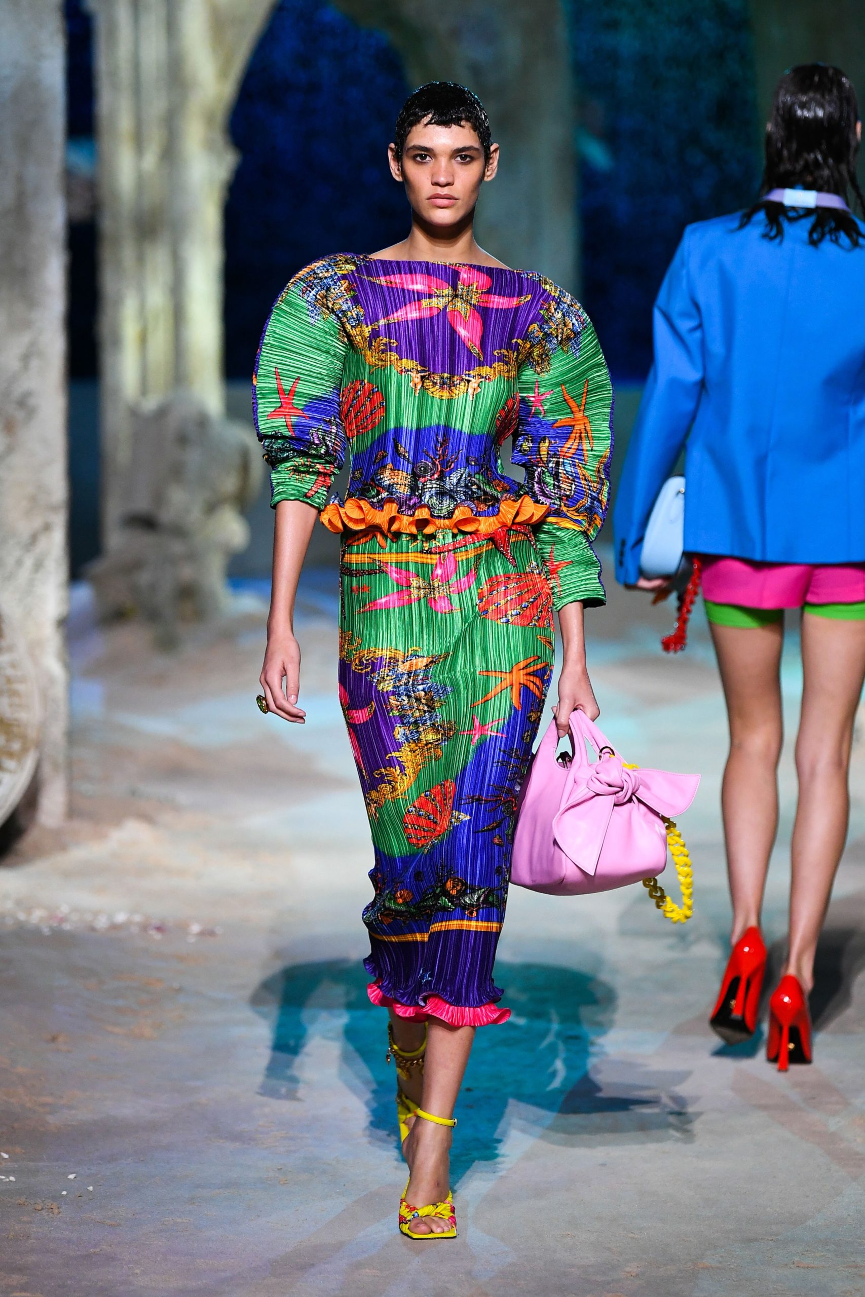 Ирина Шейк с декольте на показе Versace SS21 