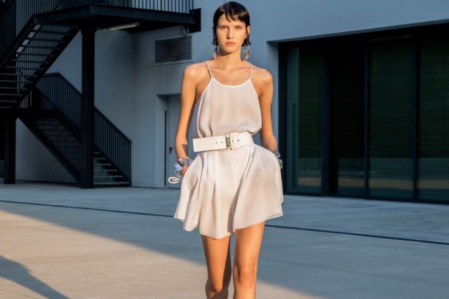 Идеальные белые платья в новой коллекции Emporio Armani