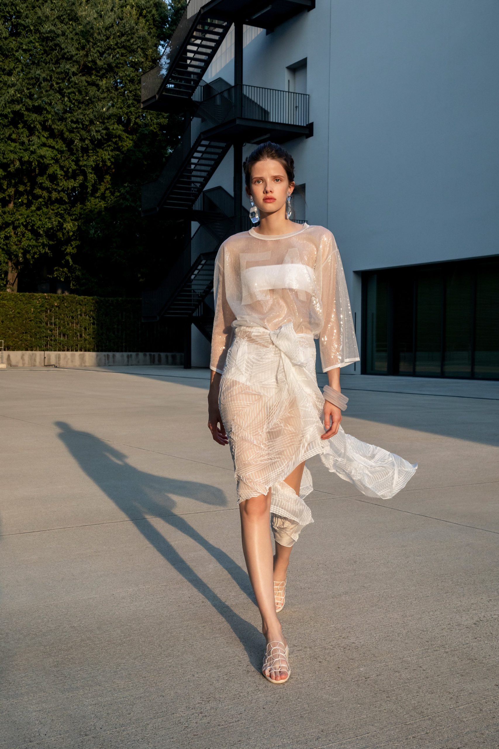 Идеальные белые платья в новой коллекции Emporio Armani 