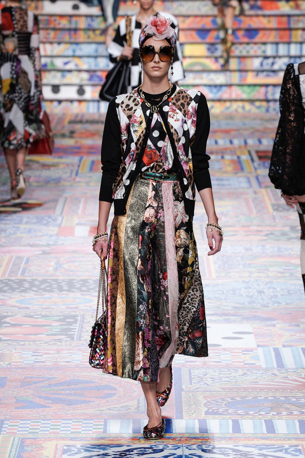 Тюрбаны с цветами и безумные платья на показе Dolce & Gabbana в Милане 