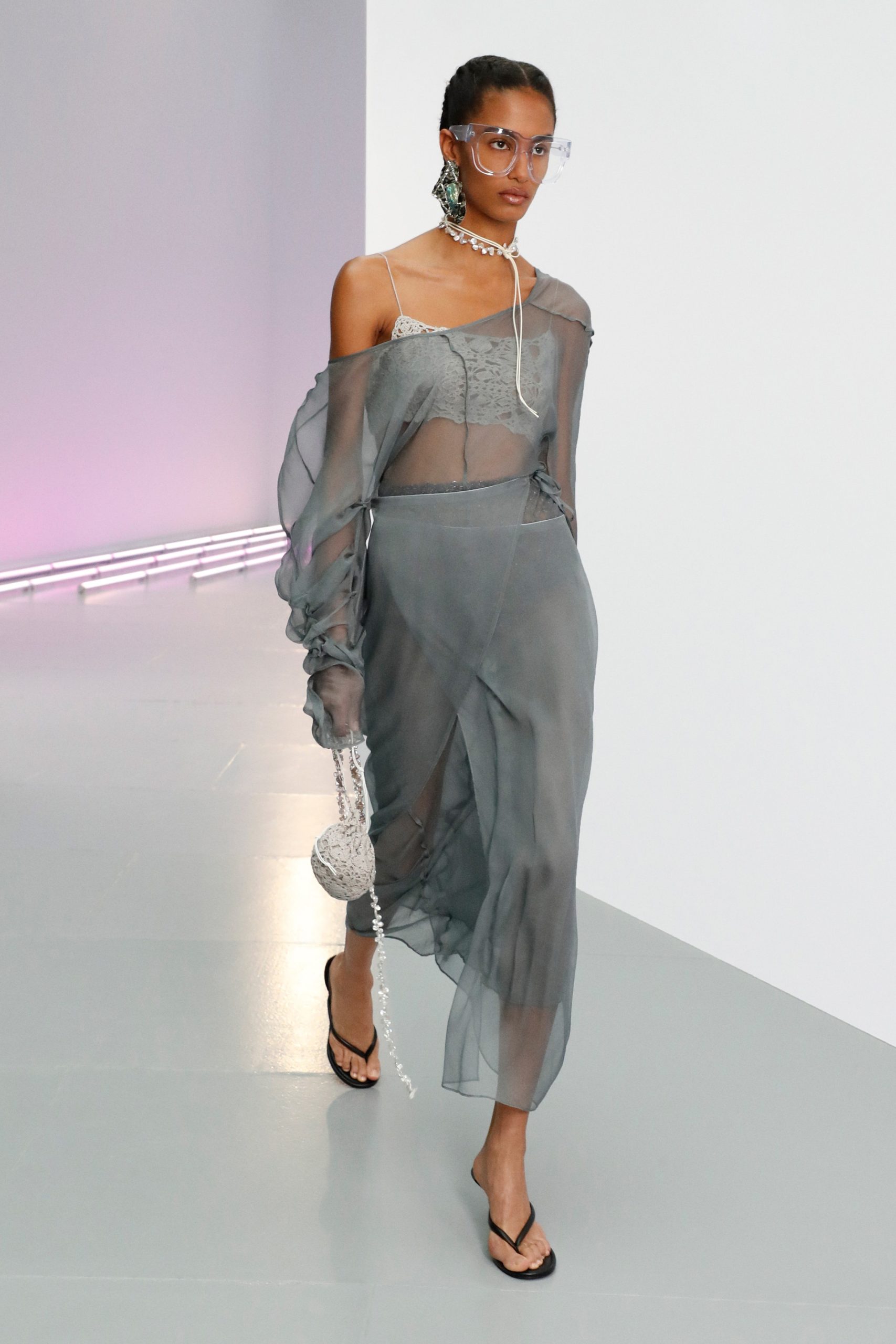 Прозрачные брюки и платье из сетки на показе Acne Studios 