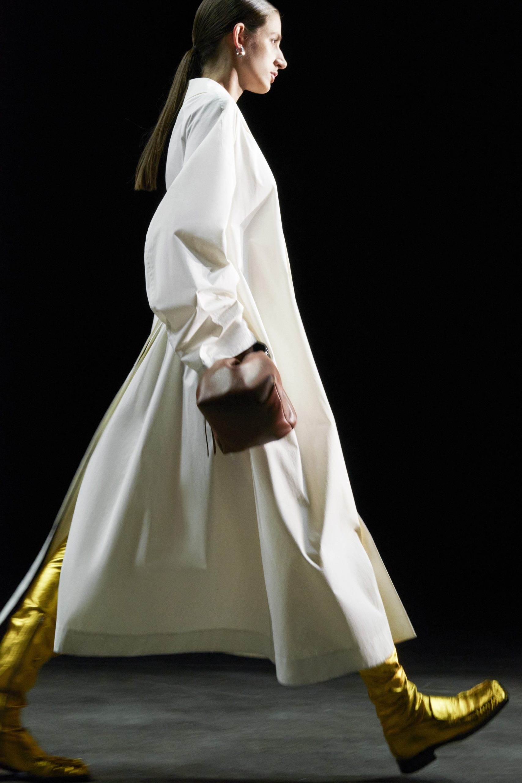 Золотые сапоги и прозрачное платье в пол в коллекции Jil Sander SS21 