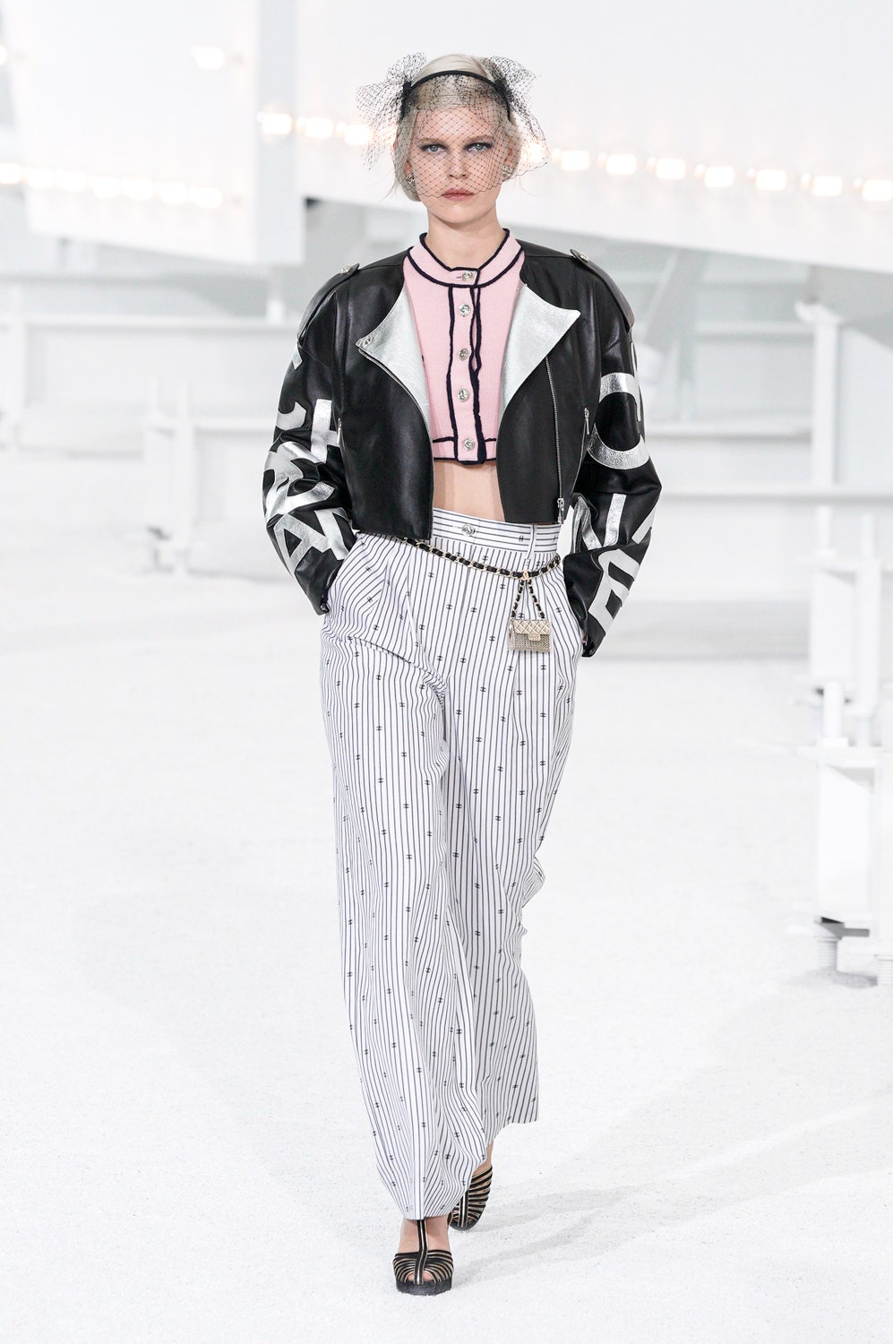 Подвески в виде сумок и розовый пиджак мечты: Chanel представили коллекцию SS21 в Париже 