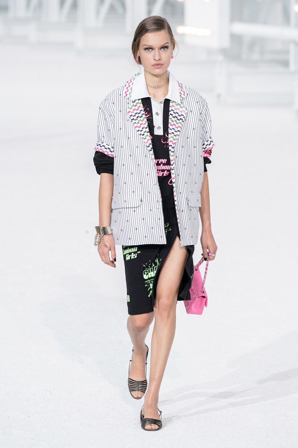 Подвески в виде сумок и розовый пиджак мечты: Chanel представили коллекцию SS21 в Париже 
