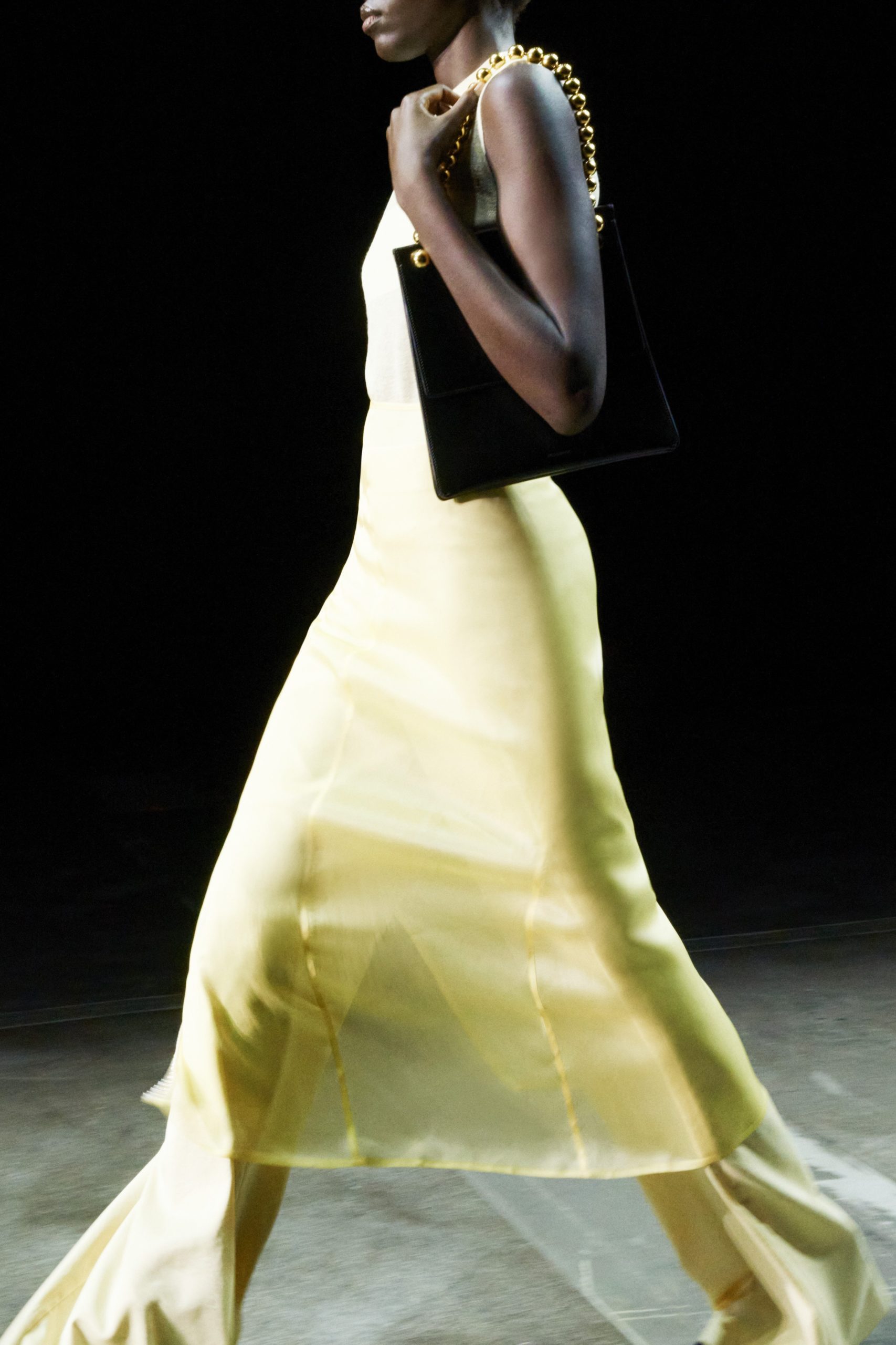 Золотые сапоги и прозрачное платье в пол в коллекции Jil Sander SS21 