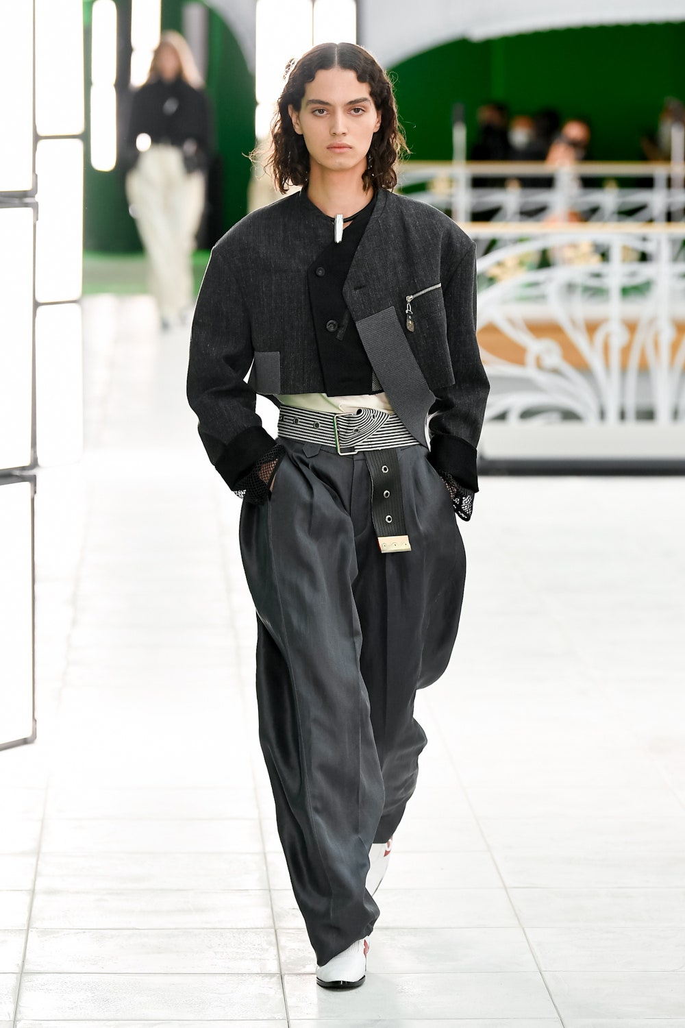 Огромные вязаные жилеты и тренчи в пол на показе Louis Vuitton 