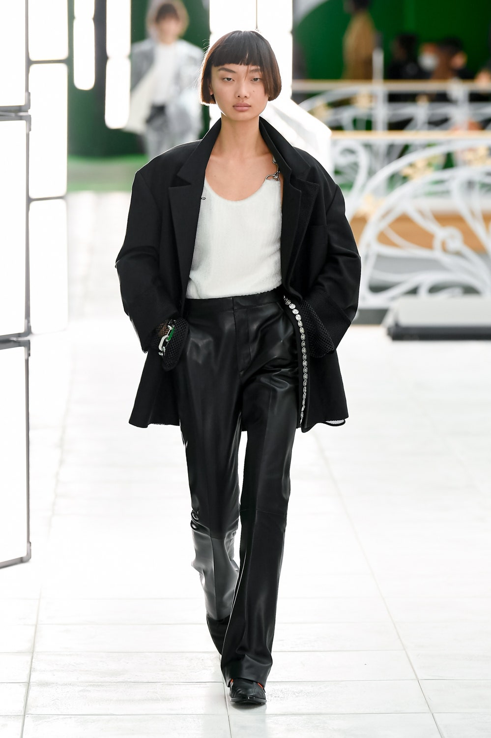 Огромные вязаные жилеты и тренчи в пол на показе Louis Vuitton 