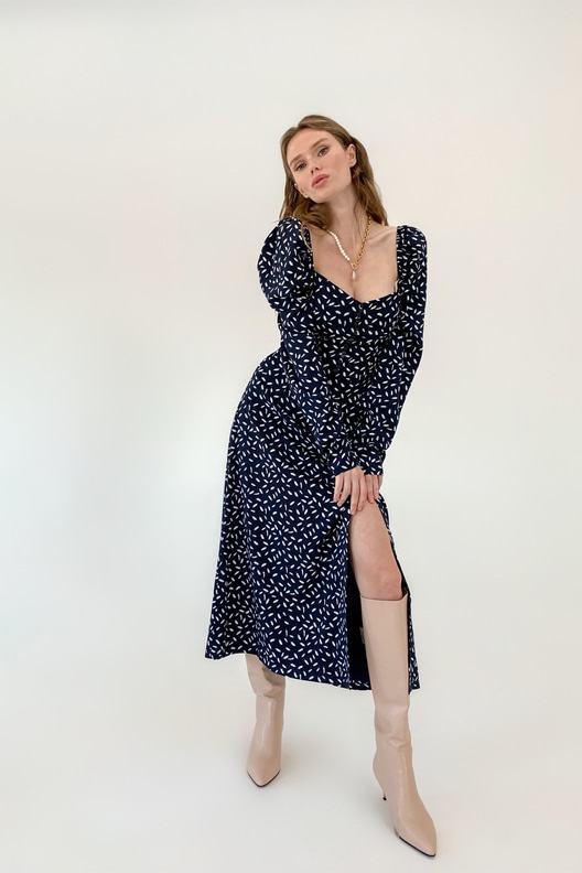 Вдохновляемся стилем Виктории Бекхэм: где купить длинное платье на осень 