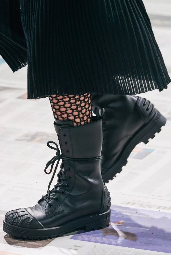 Челси на платформе и сапоги с драпировкой: какую обувь носить этой зимой 