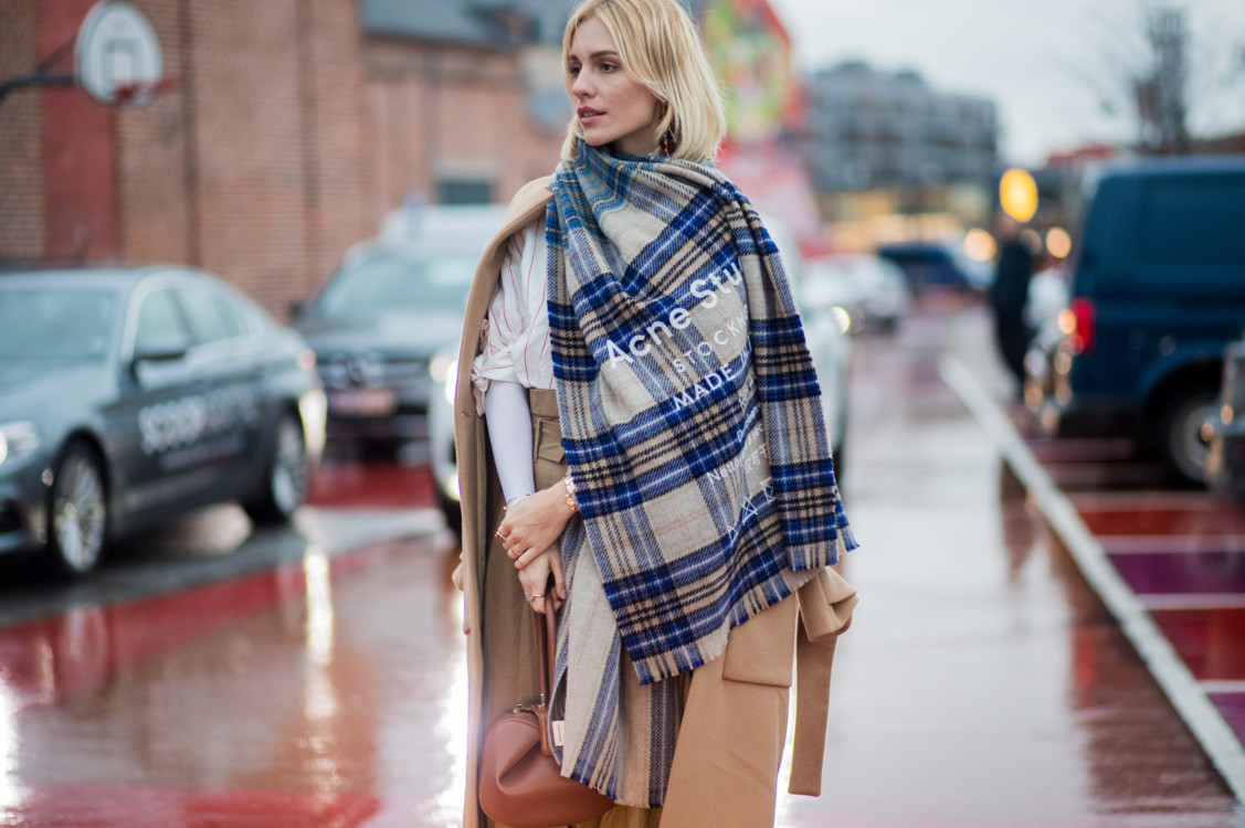 Утепляемся стильно: как носить шарф этой зимой