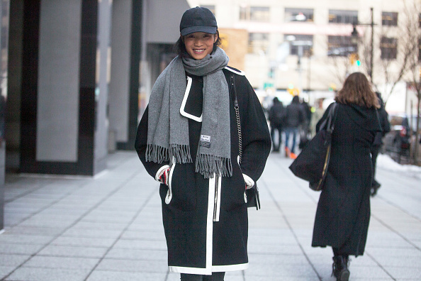 Утепляемся стильно: как носить шарф этой зимой 