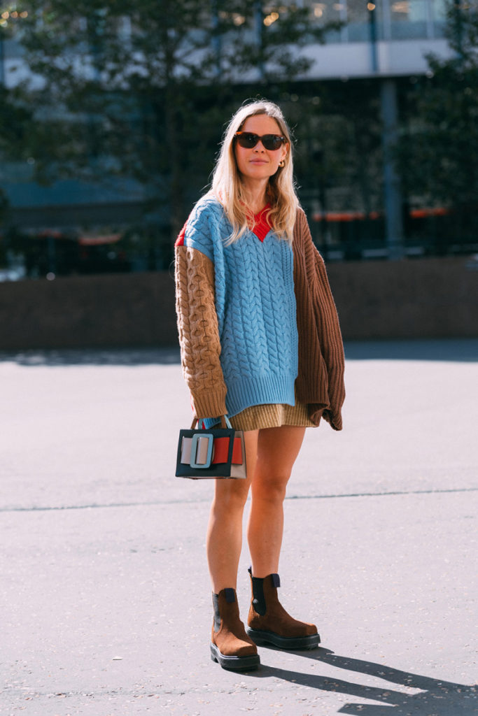 С джемпером и высокими сапогами: как носить юбку зимой 