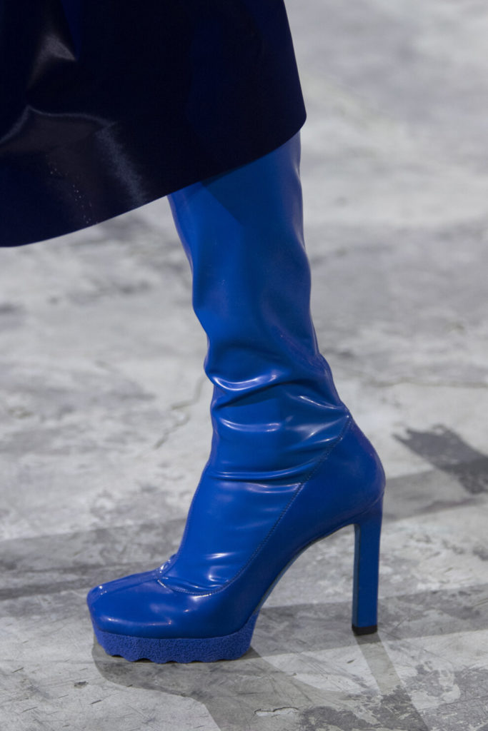 Челси на платформе и сапоги с драпировкой: какую обувь носить этой зимой 