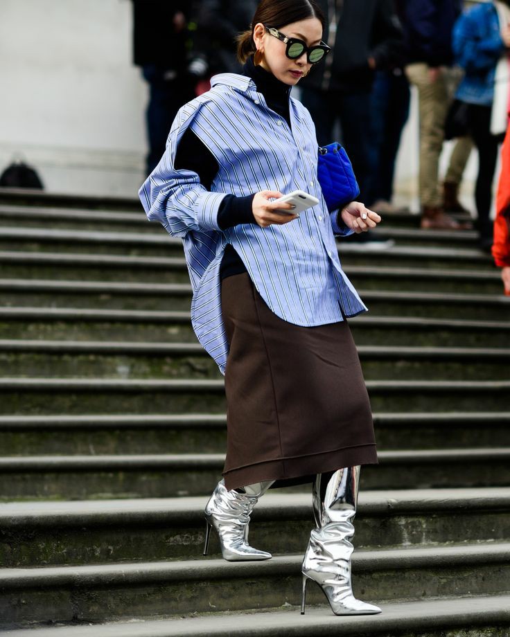 С джемпером и высокими сапогами: как носить юбку зимой 