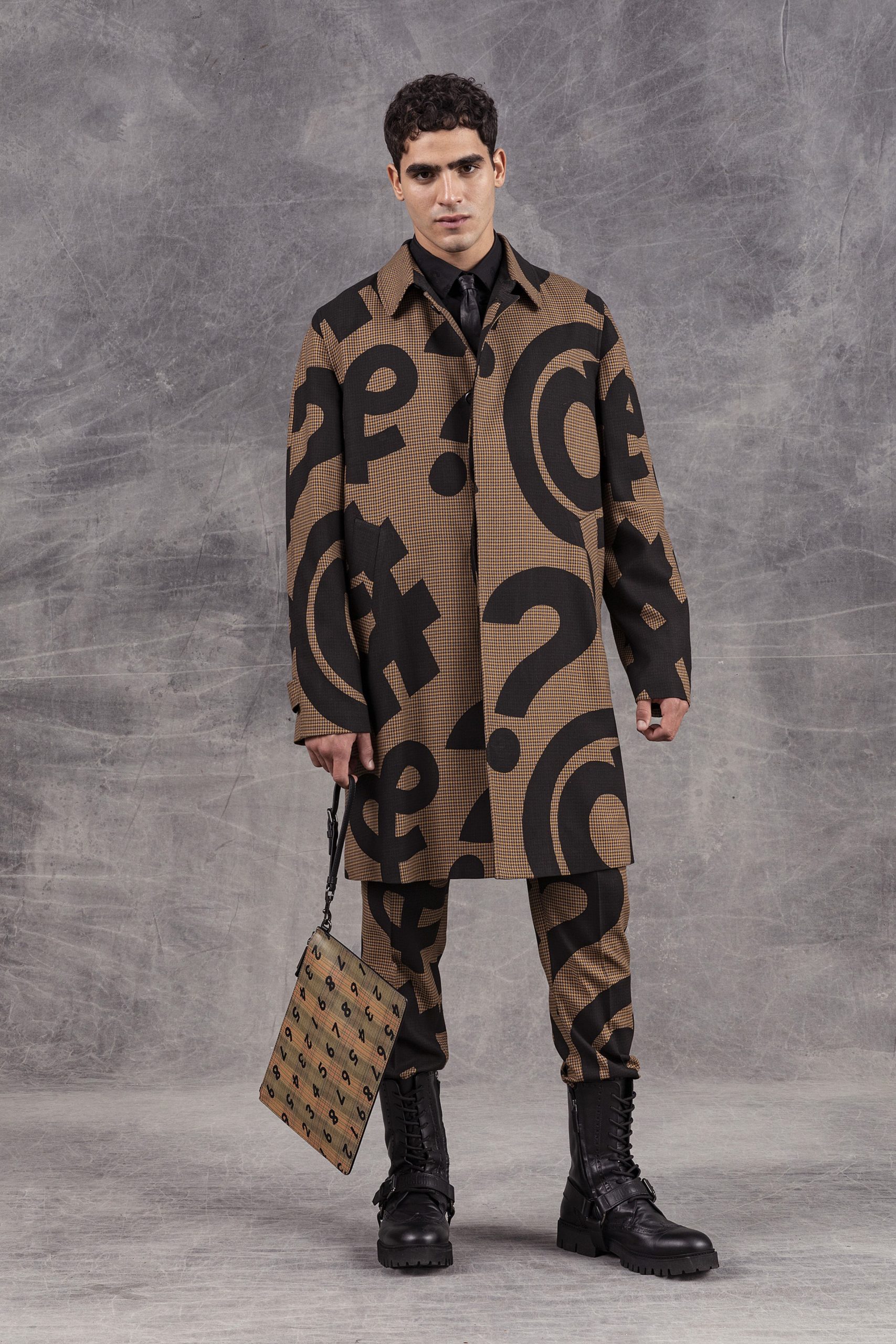 Деним, пиджаки и необычные принты: новая мужская коллекция Moschino 