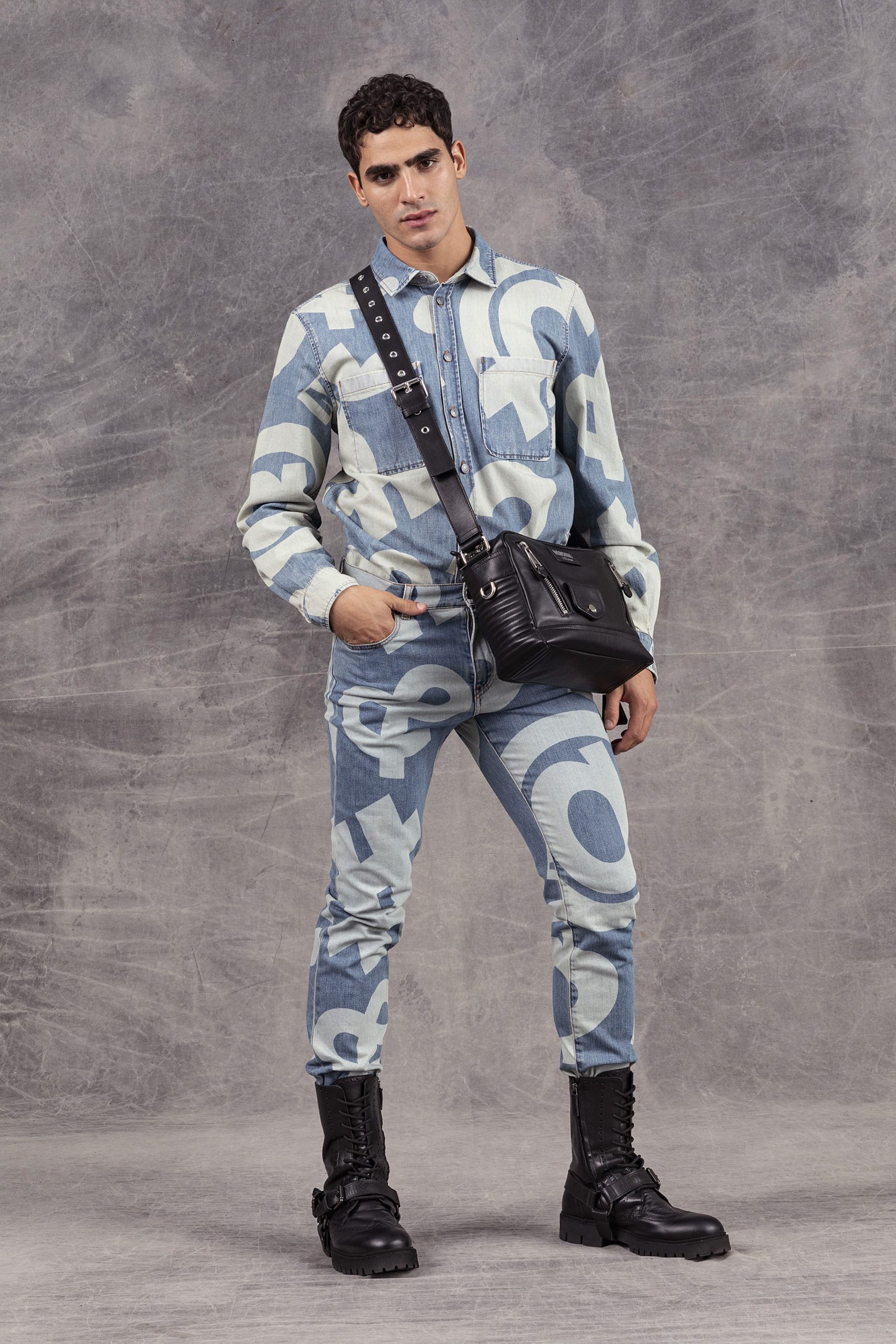 Деним, пиджаки и необычные принты: новая мужская коллекция Moschino 
